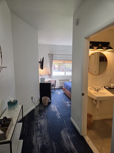 Handicapped 1 Queen Bed Photo 4