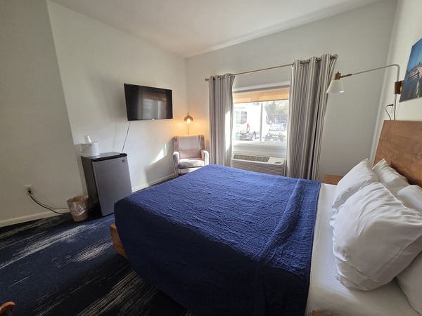 Handicapped 1 Queen Bed Photo 3