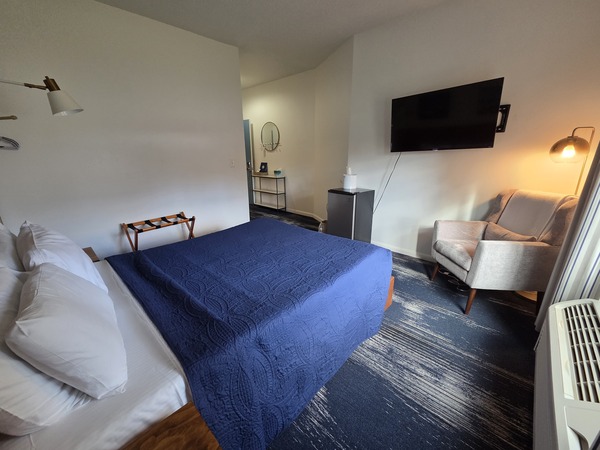 Handicapped 1 Queen Bed Photo 2