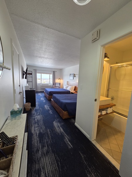 Water Facing with 2 Queen Beds Photo 1