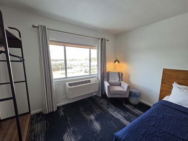 Water Facing with 2 Queen Beds Photo 4