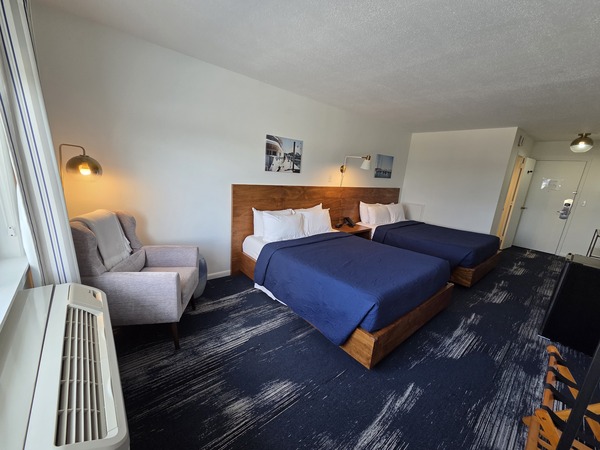 Water Facing with 2 Queen Beds Photo 2