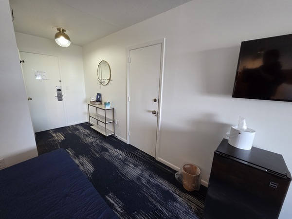 Water Facing with 2 Queen Beds Photo 5