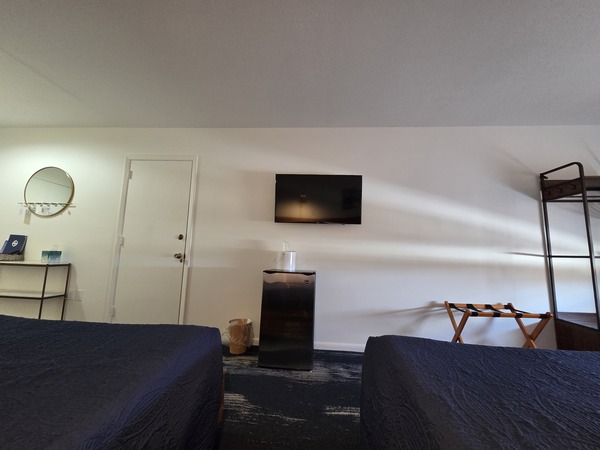 Water Facing with 2 Queen Beds Photo 6