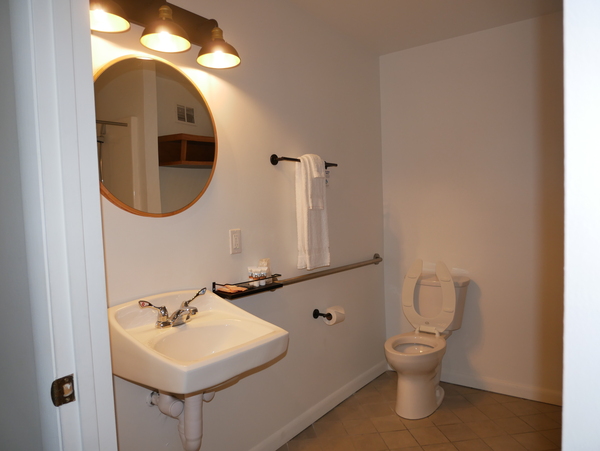 Handicapped 1 Queen Bed Photo 7