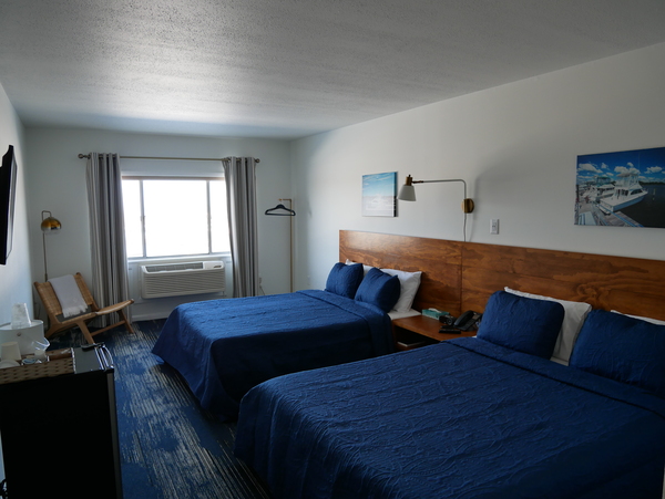 Water Facing with 2 Queen Beds Photo 3